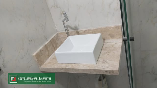 Lavatório em mármore bege com cuba de apoio em banheiro