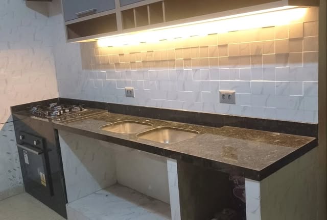 Bancada de cozinha em pedra natural com duas cubas e cooktop