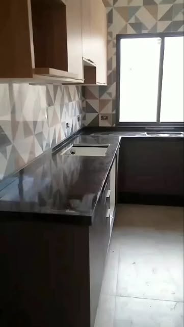 Bancada de cozinha em pedra escura polida vista de perto